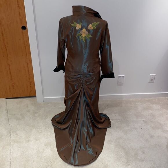 Mother of the bride dress/Evening Gown perfect for Weddings and New Years Gala - Picture 2 of 8